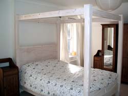 Four Poster Kingsize Bed