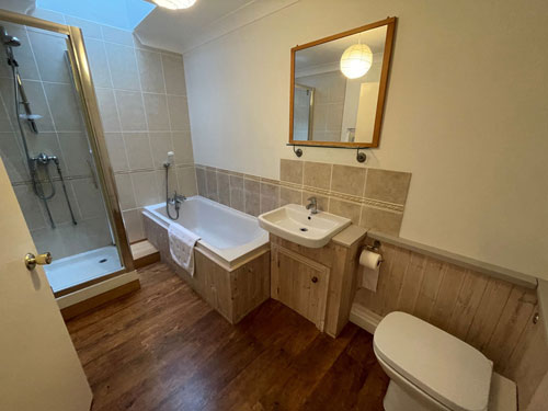 Marazion Apartment Bathroom 