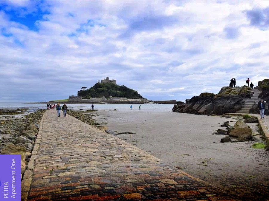 Marazion Holidays  Petra holiday apartments in Marazion - overlooking St Michaels Mount