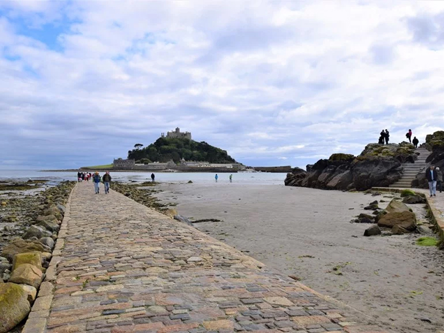 Petra holiday apartments in Marazion - overlooking St Michaels Mount
